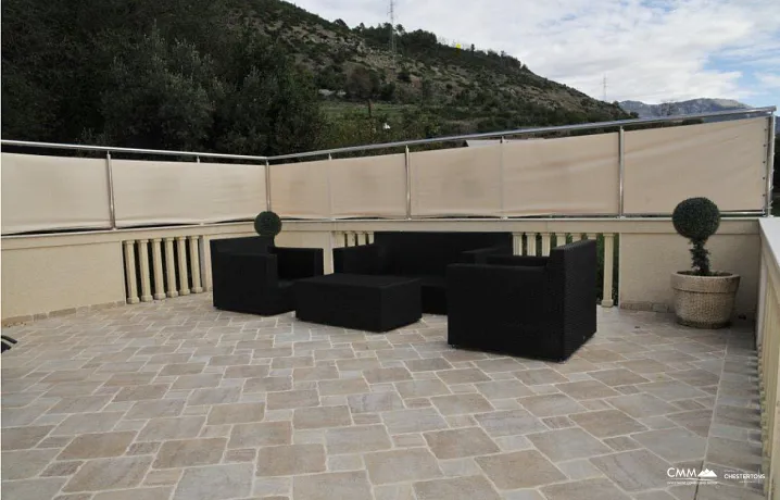 Tivat'ta büyük havuz ve bahçeli nefes kesici villa satılık